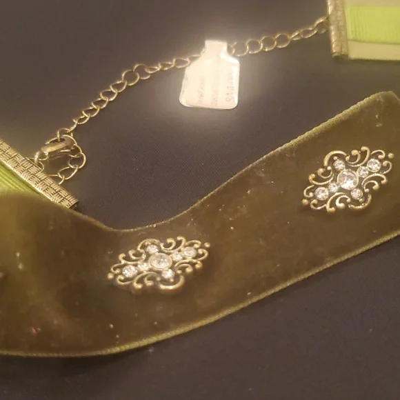 Vintage Olive Green Velvet Choker - Picture 2 of 7